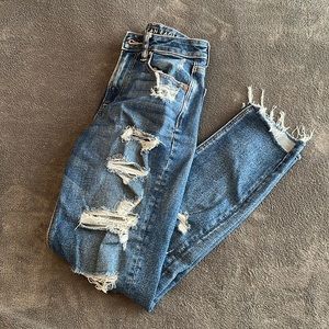 Medium Wash Distressed American Eagle Outfitters Mom Jeans size 2